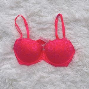 VS Victoria’s Secret push-up bra. NWT. Hot pink!!!